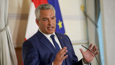 ARCHIVO - El canciller austriaco Karl Nehammer asiste a una rueda de prensa en Viena el jueves 8 de agosto de 2024. (AP foto/Heinz-Peter Bader, archivo)