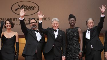 Phoebe Waller-Bridge, de izquierda a derecha, el director James Mangold, Harrison Ford, Shaunette Renee Wilson y Mads Mikkelsen posan a su llegada al estreno de la película Indiana Jones and the Dial of Destiny en la 76a edición del festival internacional de cine de Cannes, en el sur de Francia, el jueves 18 de mayo de 2023. (Foto Scott Garfitt/Invision/AP)
