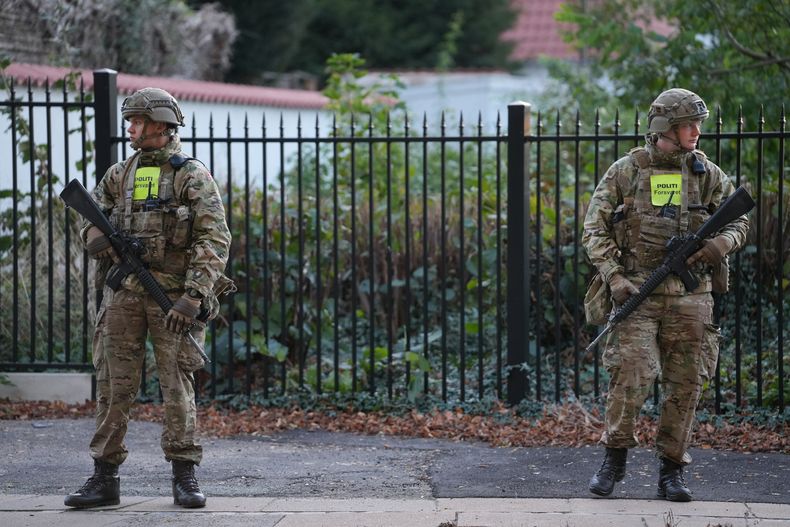 Agentes de la policía militar montan guardia durante la investigación policial de dos explosiones registradas cerca de la embajada israelí en Copenhague, el miércoles 2 de octubre de 2024. (Emil Nicolai Helms/Ritzau Scanpix vía AP)