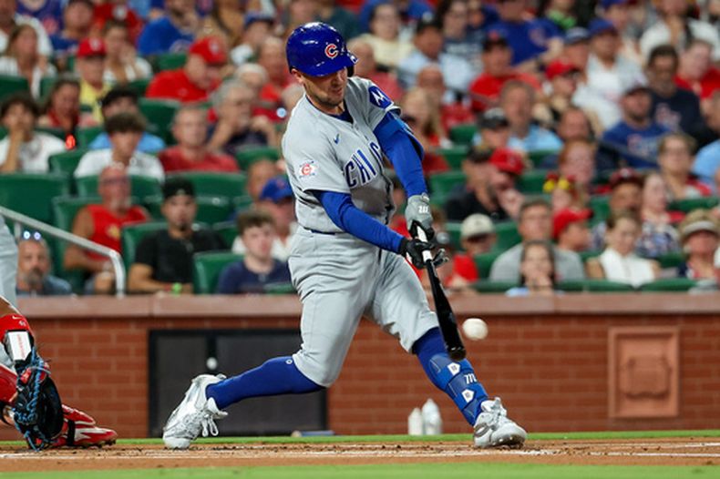 Alex Bregman, de los Cachorros de Chicago, batea un doble productor durante la primera entrada del juego de béisbol de Grandes Ligas contra los Cardenales de San Luis, el lunes 27 de julio de 2026, en San Luis. (AP Foto/Scott Kane)