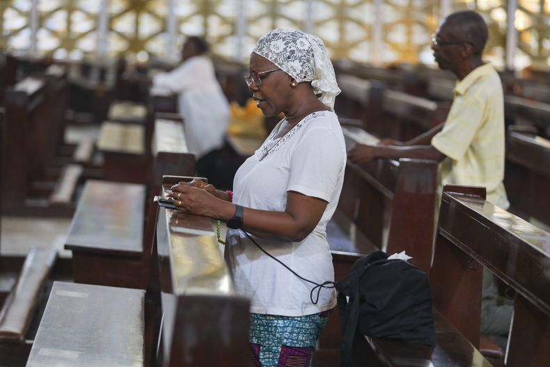 Varios fieles asisten a una misa matinal en la parroquia Cristo Rey de Accra, Ghana, el 22 de abril de 2025. (AP Foto/Misper Apawu)
