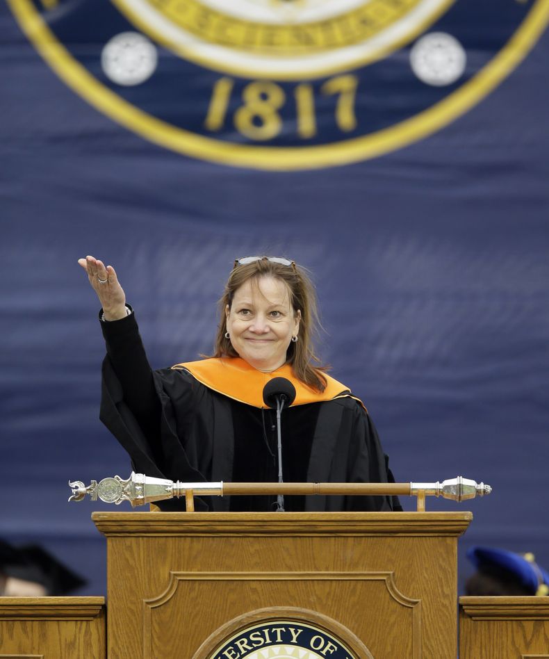 Mary Barra, directora ejecutiva de General Motors, da un discurso a los graduados de la Universidad de Michigan, el s&aacute;bado 3 de mayo de 2014, en Ann Arbor, Michigan. (Foto AP/Carlos Osorio)