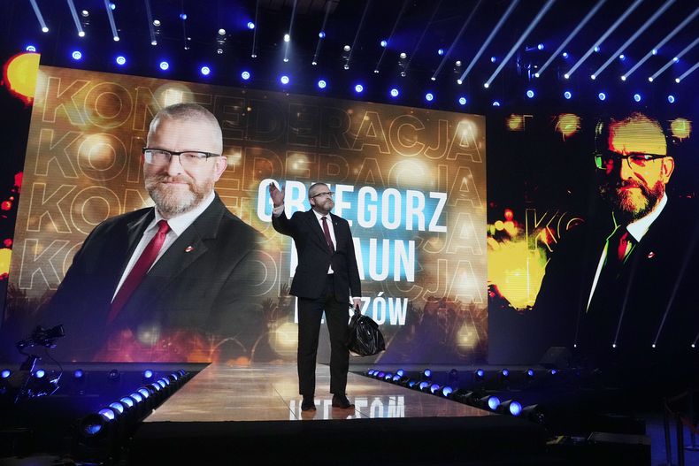 ARCHIVO - El candidato de la Confederación Grzegorz Braun aparece en una convención en Katowice, Polonia, el 23 de septiembre de 2023. (AP Foto/Czarek Sokolowski, archivo)
