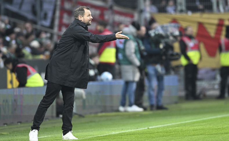 Bo Svensson, entrenador del Union Berlín, da indicaciones durante un partido ante Werder Bremen, el sábado 21 de diciembre de 2024 (Carmen Jaspersen./dpa via AP)