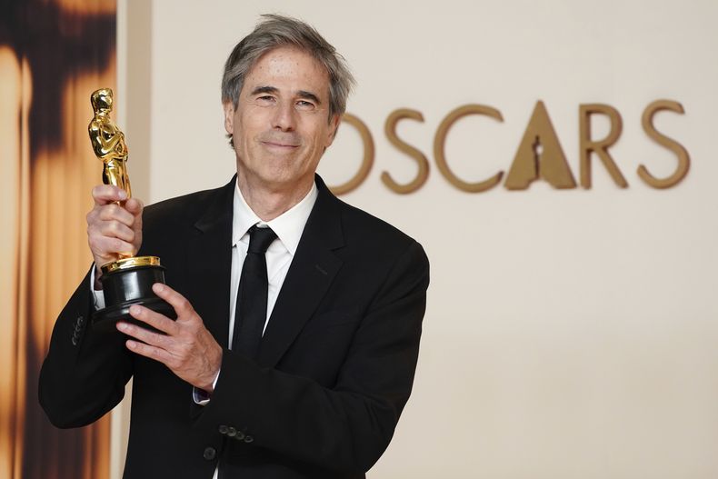Walter Salles, ganador del Oscar a la mejor película internacional por “Ainda estou aquí” posa en la sala de prensa de los Oscar el domingo 2 de marzo de 2025 en el Teatro Dolby de Los Ángeles. (Foto Jordan Strauss/Invision/AP)