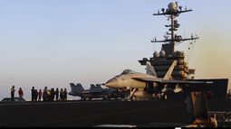 En esta imagen, tomada de un video proporcionado por la Marina de Estados Unidos, se muestra una aeronave despegando de un portaaviones en una ubicación no revelada antes de los ataques en Saná, Yemen, el sábado 15 de marzo de 2025. (Marina de Estados Unidos vía AP)