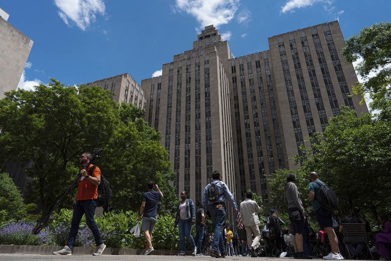 ARCHIVO - Gente pasa junto al edificio de la Corte Penal de Manhattan, el miércoles 29 de mayo de 2024 en Nueva York. (AP Foto/Julia Nikhinson, Archivo)