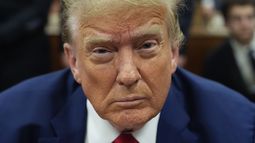 El expresidente Donald Trump espera el inicio de un día más de su juicio en el tribunal de Manhattan, el lunes 6 de mayo de 2024, en Nueva York. (Foto AP/Julia Nikhinson, Pool)