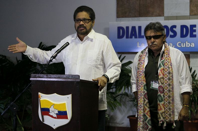 Iv&aacute;n M&aacute;rquez, jefe negociador de las Fuerzas Armadas Revolucionarias de Colombia (FARC), a la izquierda, habla a la prensa acompa&ntilde;ado por el rebelde Jes&uacute;s Santrich al inicio de una nueva ronda de di&aacute;logo con el gobierno