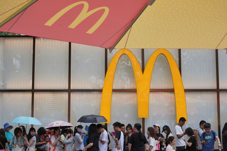 Un McDonalds en Beijing el 20 de agosto del 2025. (AP foto/Andy Wong)