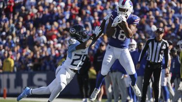 Amari Cooper (18), de los Bills de Buffalo, atrapa un pase para un primero y diez, superando la cobertura de Jarvis Brownlee Jr. (29), de los Titans de Tennessee, durante la segunda mitad del juego de la NFL del domingo 20 de octubre de 2024, en Orchard Park, Nueva York. (AP Foto/Jeffrey T. Barnes)