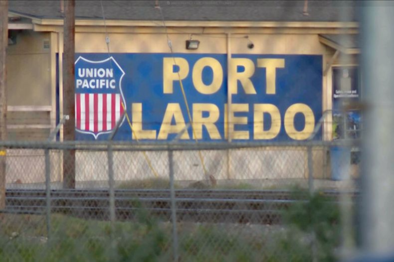 ARCHIVO - En esta imagen tomada de un video facilitado por KGNS, se muestra la señalización de Union Pacific en una playa de vías en Laredo, Texas, el 10 de mayo de 2026. (KGNS vía AP, archivo)