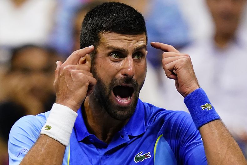 El serbio Novak Djokovic gesticula durante el partido contra el ruso Daniil Medvedev en la final del US Open, el domingo 10 de septiembre de 2023, en Nueva York. (AP Foto/Frank Franklin II)
