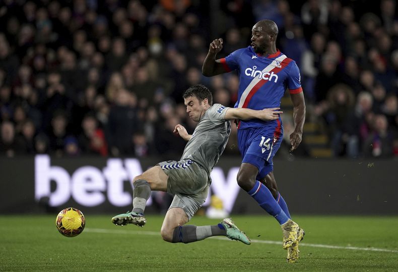 Seamus Coleman (izquierda), del Everton, y Jean-Philippe Mateta, del Crystal Palace, disputan un balón durante un encuentro de la Copa de la FA, el jueves 4 de enero de 2024 (Adam Davy/PA via AP)