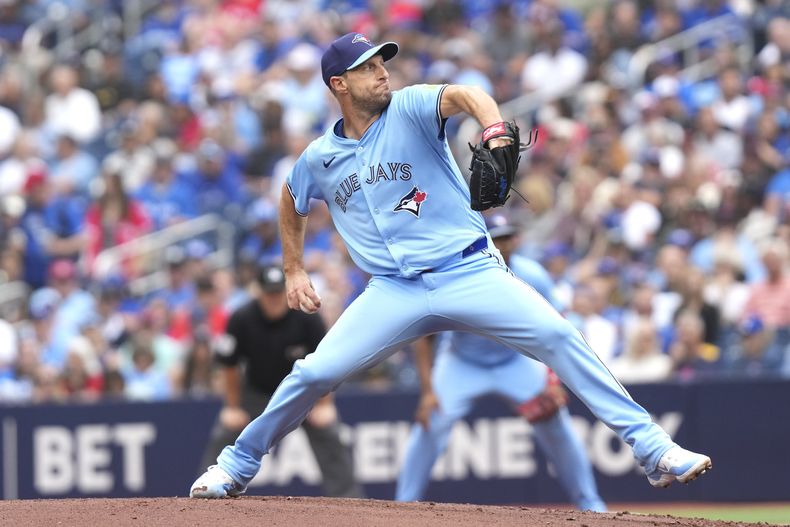 El lanzador de los Azulejos de Toronto, Max Scherzer (31), lanza contra los Orioles de Baltimore durante la primera entrada de un juego de béisbol, el sábado 13 de septiembre de 2025, en Toronto. (Chris Young/The Canadian Press via AP)
