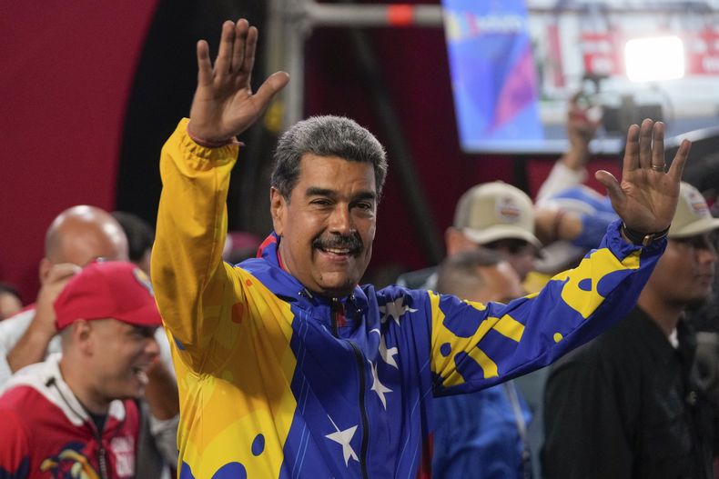 El presidente Nicolás Maduro se dirige a sus partidarios reunidos frente al palacio presidencial de Miraflores después de que las autoridades electorales lo declararan ganador de las elecciones presidenciales en Caracas, Venezuela, el lunes 29 de julio de 2024. (AP Foto/Fernando Vergara)