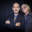 ARCHIVO - Michael Stipe y Mike Mills, de R.E.M. posan para un retrato en Nueva York el 28 de octubre de 2019. Hace 25 años R.E.M. lanzó su álbu Up el primero de la banda como trío. (Foto Matt Licari/Invision/AP, archivo)