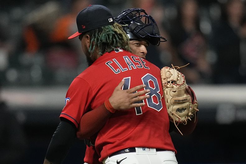 Bo Naylor, receptor de los Guardianes de Cleveland, abraza al relevista dominicano Emmanuel Clase, tras el encuentro del jueves 21 de septiembre de 2023, ante los Orioles de Baltimore (AP Foto/Sue Ogrocki)