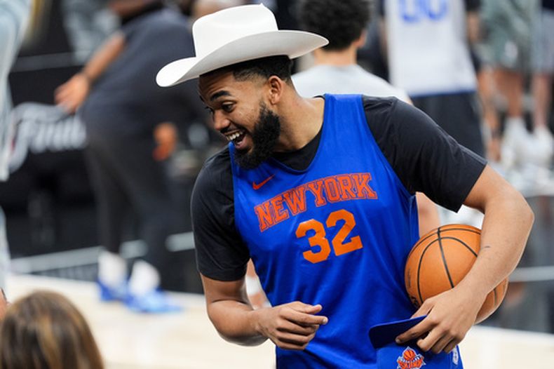 Karl-Anthony Towns, centro de los Knicks de Nueva York, luce un sombrero de vaquero en la antesala de las Finales de la NBA, el martes 2 de junio de 2026, en San Antonio. (AP Foto/Eric Gay)