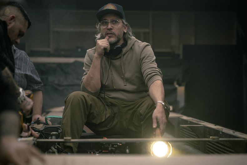 Esta imagen proporcionada por 20th Century Studios muestra al director Fede Álvarez en el set de Alien: Romulus. (20th Century Studios via AP)