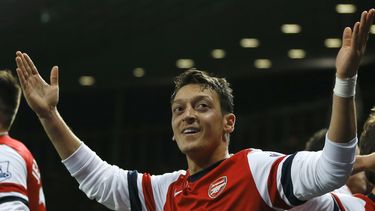 americateve | El delantero de Arsenal Mesut Ozil celebra su gol contra Everton en un partido de la Liga Premier en Londres el domingo 8 de diciembre del 2013. (AP Foto/Kirsty Wigglesworth)