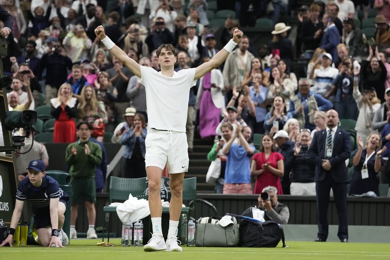 El británico Jack Draper celebra tras vencer al sueco Elias Ymer en la primera ronda de Wimbledon el martes 2 de julio del 2024. (AP Foto/Alberto Pezzali)