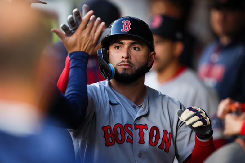 Wilyer Abreu, de los Medias Rojas de Boston, celebra tras anotar gracias a un lanzamiento descontrolado (wild pitch) del lanzador de los Marineros de Seattle, José A. Ferrer, en la sexta entrada de un partido de béisbol el sábado 20 de junio de 2026, en Seattle. (Foto AP/Kevin Ng)