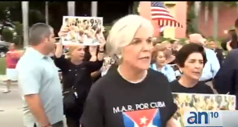 A solo unos metros, simultáneamente, en el Miami Dade County Auditórium,  se llevaba a cabo el controversial concierto de la agrupación Buena Fe.