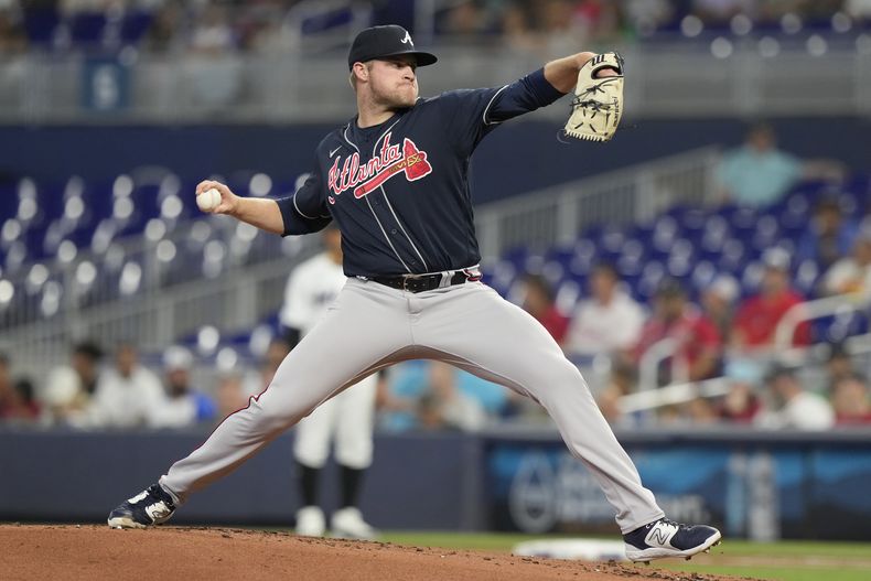 El abridor Bryce Elder, de los Bravos de Atlanta, hace un lanzamiento ante los Marlins de Miami, el martes 2 de mayo de 2023 (AP Foto/Marta Lavandier)