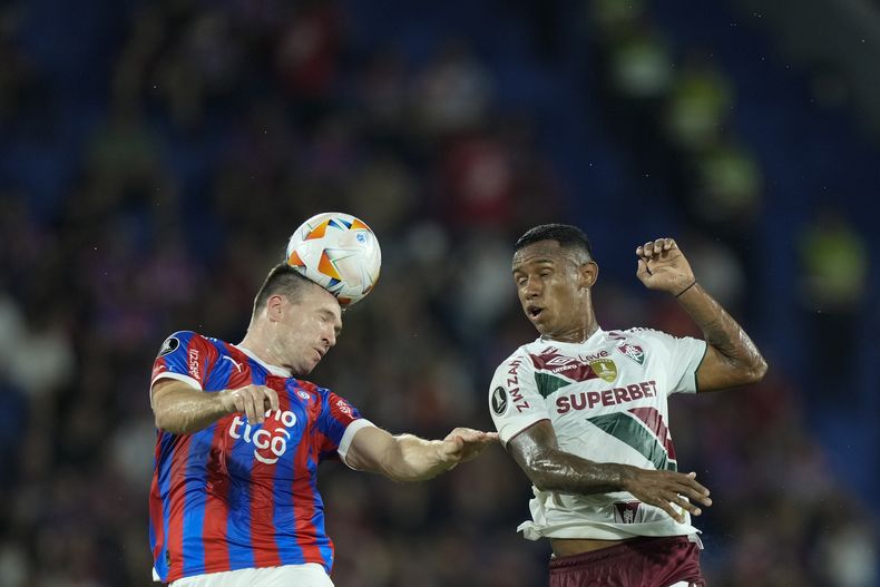 El paraguayo Eduardo Schroeder de Cerro Porteno y el brasileño Marquinhos de Fluminense pelean por el balón con la cabeza en duelo del Grupo A de la Copa Libertadores en Asunción, Paraguay el jueves 25 de abril del 2024.(AP Foto/Jorge Saenz)