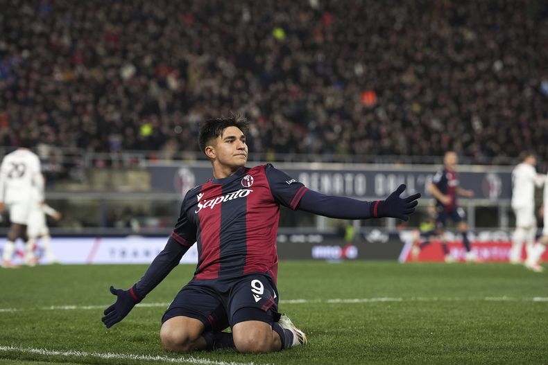 Santiago Castro celebra tras anotar un gol para Bologna en la victoria 2-1 ante el AC Milan, el jueves 27 de febrero de 2025. (Massimo Paolone/LaPresse vía AP)