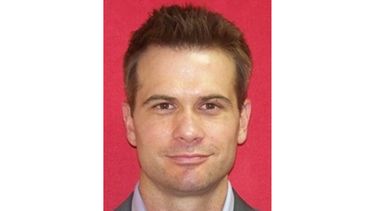Esta imagen, difundida por el FBI el 25 de octubre de 2023, muestra a Brian Jeffrey Raymond, un ex agente de la CIA. (FBI vía AP)