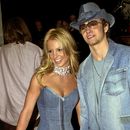 ARCHIVO- Britney Spears, izquierda, y Justin Timberlake llegan a la 28a entrega anual de los American Music Awards en Los Ángeles el 8 de enero de 2001. El libro de memorias de Spears The Woman in Me será publicado el 24 de octubre. (Foto AP/Mark J. Terrill, archivo)