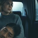 En esta imagen proporcionada por Prime Video, Brian Tee, frente, y Nicole Kidman en una escena de The Expats. (Prime Video vía AP)