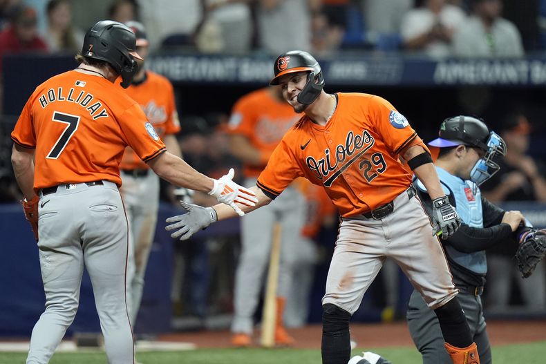 Ramón Urías (29), de los Orioles de Baltimore, celebra su jonrón de dos carreras ante el relevista de los Rays de Tampa Bay, Colin Poche, con Jackson Holliday (7) durante la octava entrada el sábado 10 de agosto de 2024, en St. Petersburg, Florida (AP Foto/Christopher OMeara)