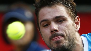 americateve | El tenista suizo Stanislas Wawrinka observa la pelota en un partido contra Tatsuma Ito en el Abierto de Jap&oacute;n el martes, 30 de septiembre de 2014, en Tokio. (AP Photo/Shizuo Kambayashi)