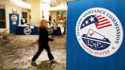 Una persona llega a una reunión de la junta de Comisión de Asistencia para Elecciones en Charlotte, Carolina del Norte el 24 de abril del 2025. (AP foto/Chris Carlson)