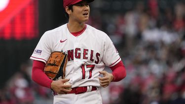 El japonés Shohei Ohtani, de los Angelinos de Los Ángeles, observa desde el montículo en el primer inning del juego del viernes 9 de junio de 2023, ante los Marineros de Seattle (AP Foto/Mark J. Terrill)