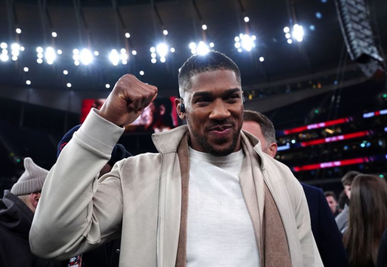 El boxeador Anthony Joshua reacciona tras la pelea de pesos pesados entre Tyson Fury y Arslanbek Makhmudov, el sábado 11 de abril de 2026, en Londres. (Bradley Collyer/PA vía AP)