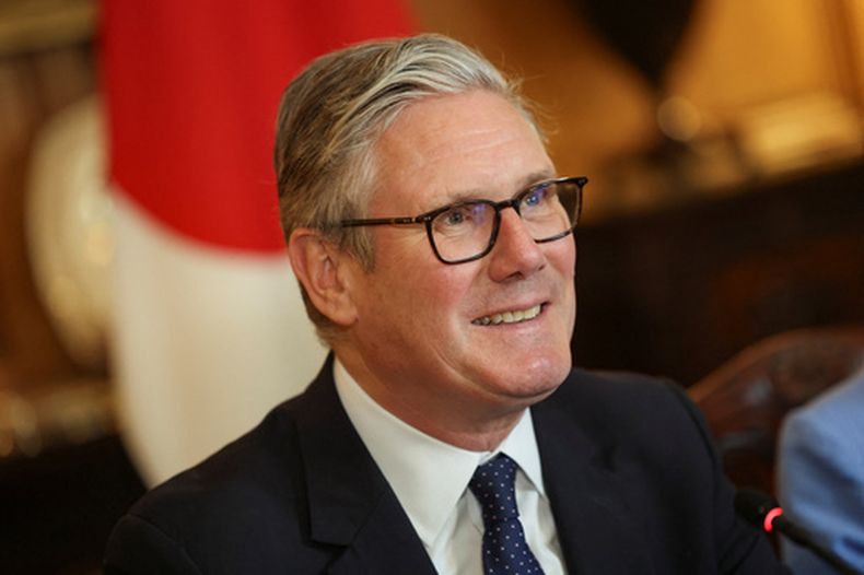 El primer ministro británico, Keir Starmer, asiste con la primera ministra de Japón, Sanae Takaichi, que no aparece en la imagen, a una reunión en la residencia oficial del primer ministro en Londres, el domingo 14 de junio de 2026. (Toby Shepheard/Pool Foto via AP)