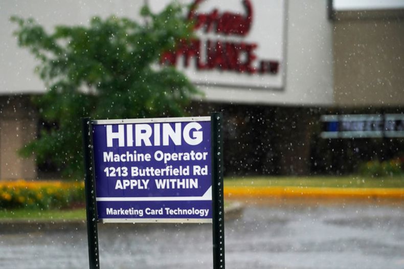 Un negocio busca personal en Downers Grove, Illinois, el 24 de junio del 2021. (AP foto/Nam Y. Huh)