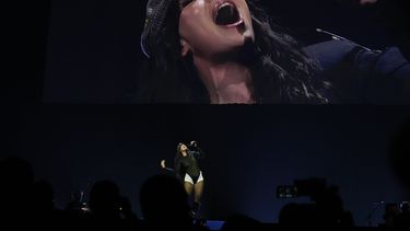 La cantante argentino-española Nathy Peluso actúa en Ciudad de México, el martes 28 de octubre de 2025. (Foto AP/Marco Ugarte)