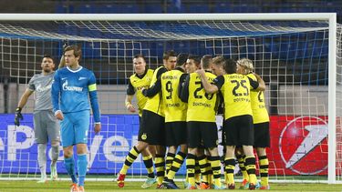 americateve | Los jugadores del Borussia Dortmund celebran su primer gol contra el Zenit durante un partido de la Liga de Campeones en el estadio Petrovsky, en San Petersburgo, Rusia, el martes 25 de febrero de 2014. El Borussia gan&oacute; 4-2. (AP Foto/Dmitry Lovetsk