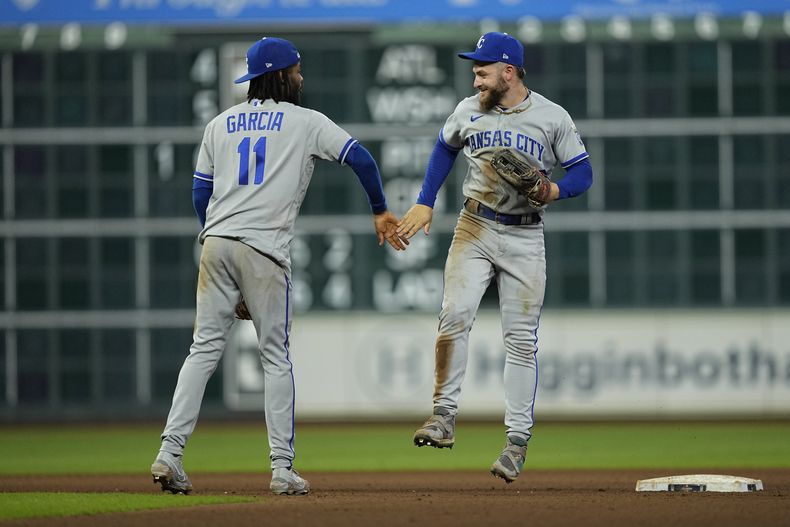 El venezolano Maikel García y Kyle Isbel, de los Reales de Kansas City, festejan la victoria sobre los Astros de Houston, el viernes 22 de septiembre de 2023 (AP Foto/David J. Phillip)