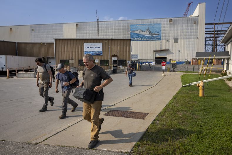 Trabajadores salen de las instalaciones de Fincantieri Marinette Marine, el viernes 12 de julio de 2024, en Marinette, Wisconsin, al final de su turno laboral. (AP Foto/Mike Roemer)