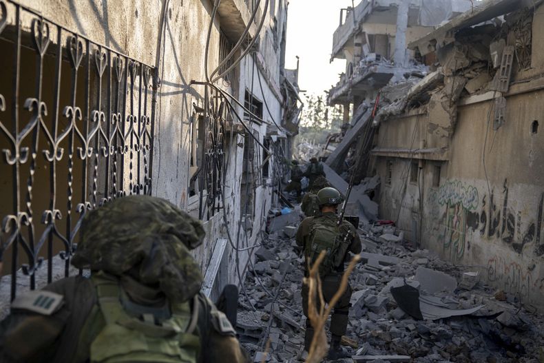 En esta imagen sin fecha, proporcionada por el ejército de Israel, soldados participan en su campaña terrestre en la Franja de Gaza. (Fuerzas de Defensa de Israel vía AP)