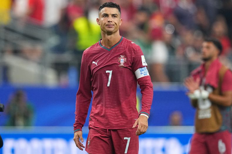 ARCHIVO - El delantero portugués Cristiano Ronaldo se retira del campo tras la derrota ante España en los octavos de final del Mundial, el lunes 6 de julio de 2026, en Arlington, Texas. (AP Foto/Julio Cortez)