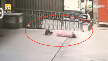imagenes explicitas: guardia de seguridad muere aplastado al intentar salvar a una mujer suicida