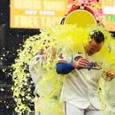 Wyatt Langford, de los Rangers de Texas, es bañado tras conectar el sencillo de la victoria en la novena entrada de un partido de béisbol contra los Angelinos de Los Ángeles, el jueves 9 de julio de 2026, en Arlington, Texas. (Foto AP/LM Otero)