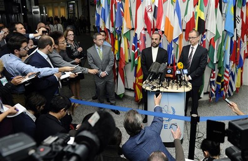 El embajador iraní ante la Agencia Internacional de Energía Atómica, Reza Najafi, izquierda, y el subdirector general de la agencia, Tero Tapio Varjoranta, hablan después de reunirse en el Centro Internacional en Viena el 29 de octubre del 2013. Las conve